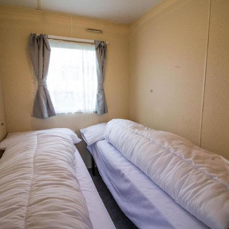 6 Berth Caravan For Hire At Manor Park Holiday Park In Norfolk Ref 23025T Hunstanton Exterior foto
