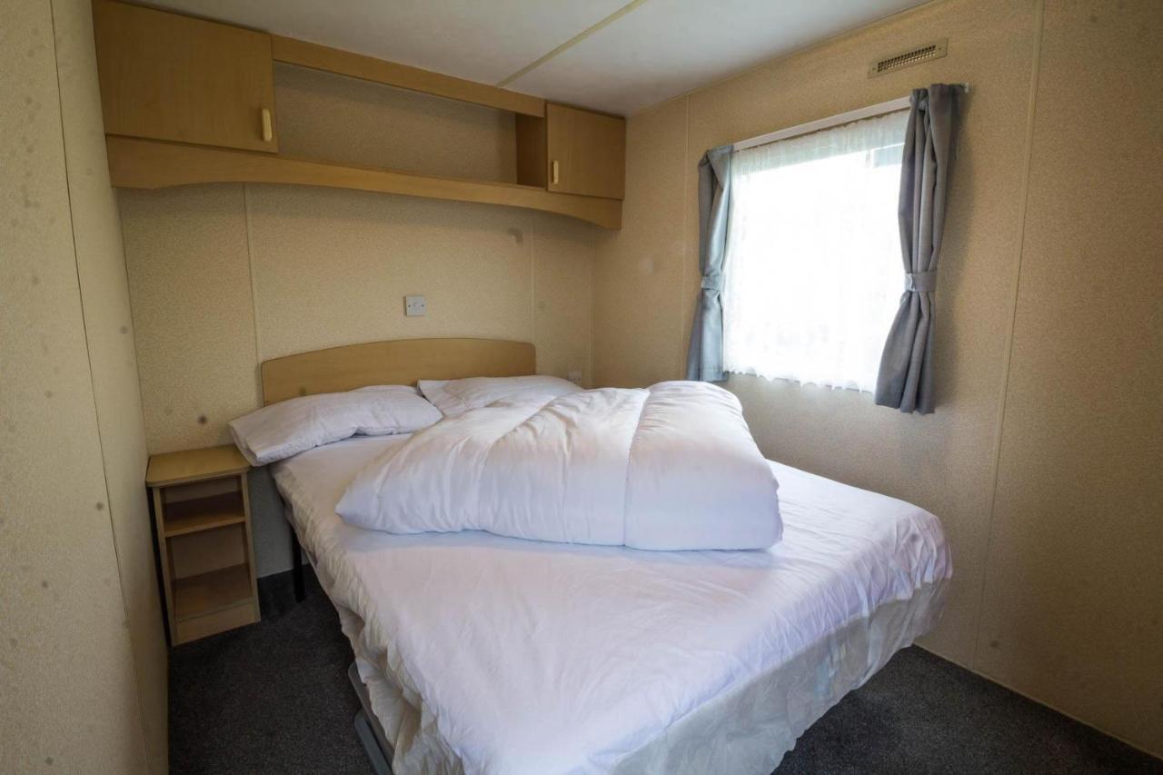6 Berth Caravan For Hire At Manor Park Holiday Park In Norfolk Ref 23025T Hunstanton Exterior foto