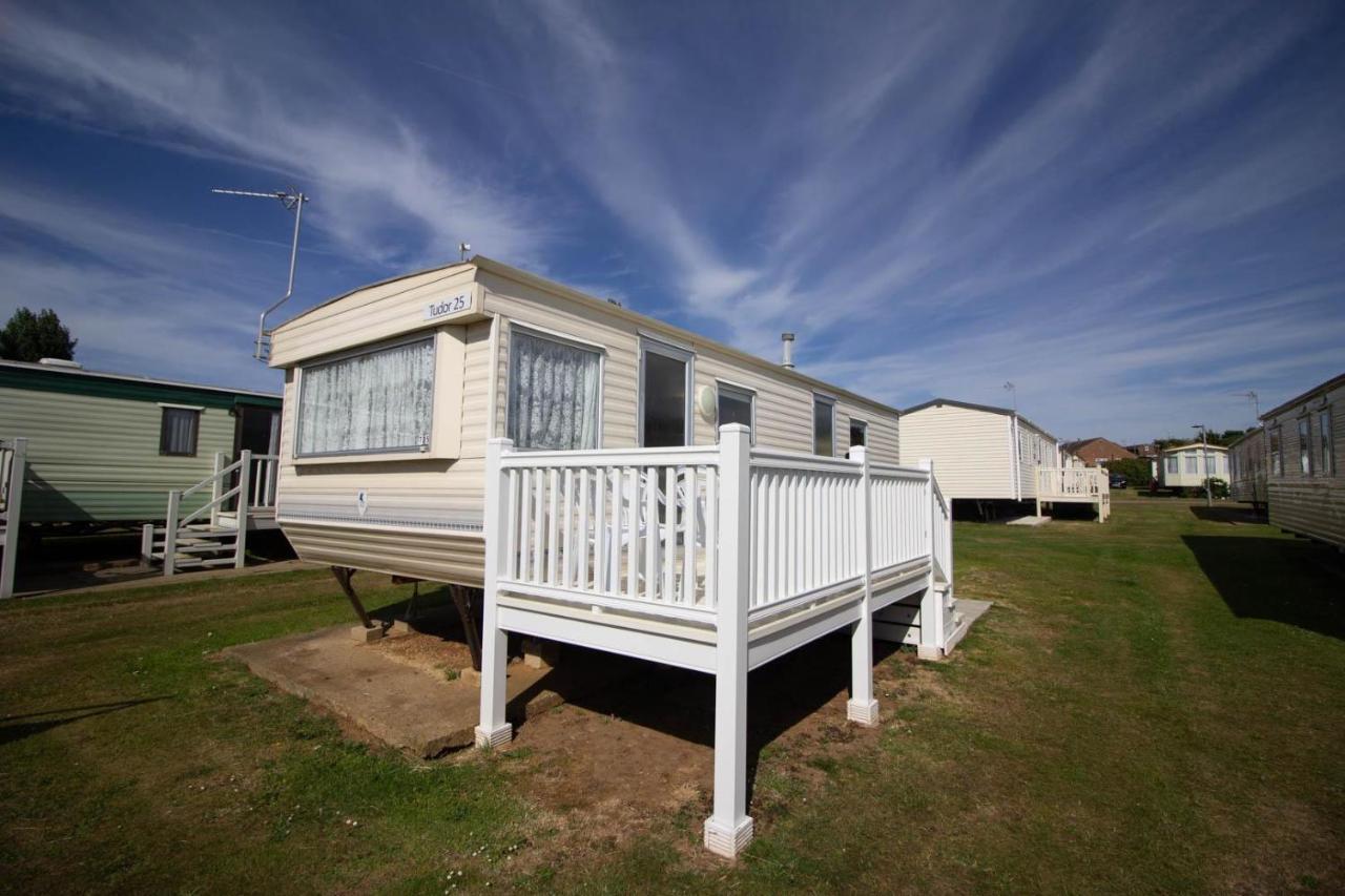 6 Berth Caravan For Hire At Manor Park Holiday Park In Norfolk Ref 23025T Hunstanton Exterior foto